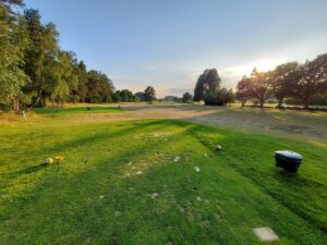 Leråkra Golfklubb erbjuder en enkel, familjär och prisvärd golfupplevelse  Det är en anläggning som ständigt växer och expanderar. Idag är det en komplett golfbana med nya omklädningsrum, mötesrum och kontorslokaler. Spela olika slingor, 9 hål, 12 hål och 18 hål. Greenfeen gäller hela dagen och när du spelat klart går det bra att köpa en fika.