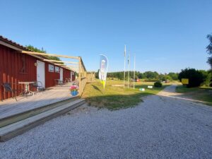 Leråkra Golfklubb erbjuder en enkel, familjär och prisvärd golfupplevelse  Det är en anläggning som ständigt växer och expanderar. Idag är det en komplett golfbana med nya omklädningsrum, mötesrum och kontorslokaler. Spela olika slingor, 9 hål, 12 hål och 18 hål. Greenfeen gäller hela dagen och när du spelat klart går det bra att köpa en fika.